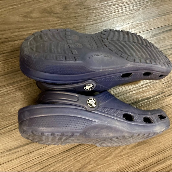 Blue Crocs ladies size 8 mens size 6 - Picture 6 of 7